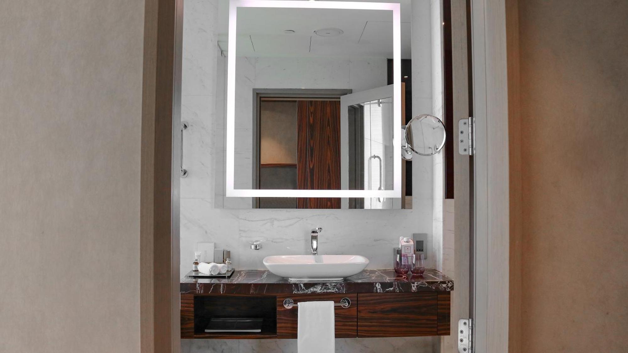Hotel Millennium Plaza Doha Exterior foto Bathroom mirror with integrated lighting