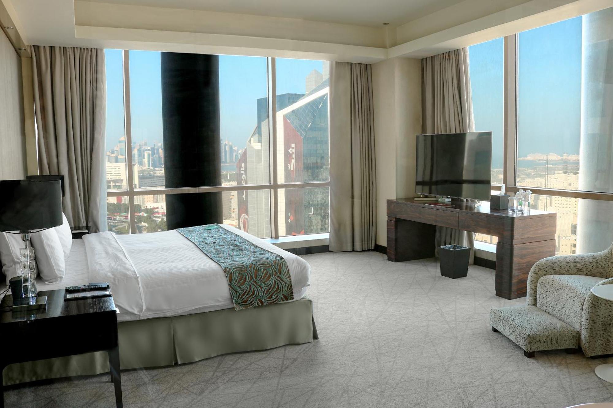 Hotel Millennium Plaza Doha Exterior foto A bedroom at the Jumeirah Emirates Towers Hotel